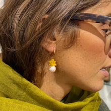 Load image into Gallery viewer, Créoles Médium ACAPULCO en Perle de Rivière et Agate Jaune