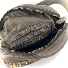 Charger l'image dans la galerie, Petit Sac en Cuir Kaki et Clous Plats Bicolores