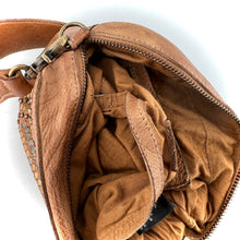 Charger l'image dans la galerie, Petit Sac en Cuir Ocre et Clous Plats Bicolores