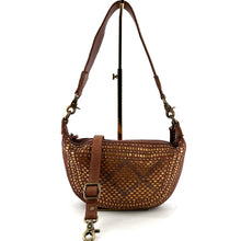 Charger l'image dans la galerie, Sac Banane en Cuir Camel et Clous Plats Bicolores