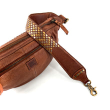 Charger l'image dans la galerie, Sac Banane en Cuir Camel et Clous Plats Bicolores