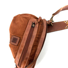 Charger l'image dans la galerie, Sac Banane en Cuir Camel et Clous Plats Bicolores