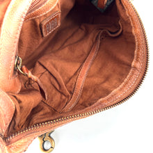 Charger l'image dans la galerie, Sac Banane en Cuir Camel et Clous Plats Bicolores