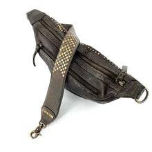 Charger l'image dans la galerie, Sac Banane en Cuir Kaki et Clous Plats Bicolores