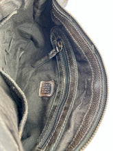 Charger l'image dans la galerie, Sac Banane en Cuir Kaki et Clous Plats Bicolores