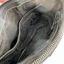 Charger l'image dans la galerie, Sac Banane en Cuir Kaki et Clous Plats Bicolores