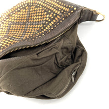 Charger l'image dans la galerie, Sac Banane en Cuir Kaki et Clous Plats Bicolores