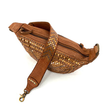 Charger l'image dans la galerie, Sac Banane en Cuir Ocre et Clous Plats Bicolores