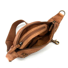 Charger l'image dans la galerie, Sac Banane en Cuir Ocre et Clous Plats Bicolores