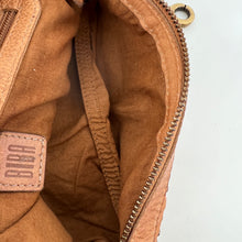 Charger l'image dans la galerie, Sac Banane en Cuir Ocre et Clous Plats Bicolores