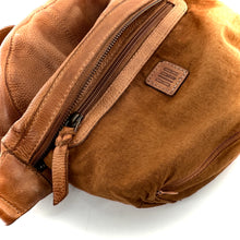 Charger l'image dans la galerie, Sac Banane en Cuir Ocre et Clous Plats Bicolores