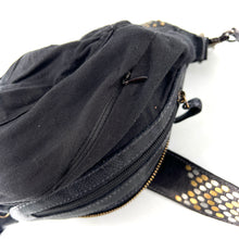 Charger l'image dans la galerie, Sac Banane en Cuir Noir et Clous Plats Bicolores