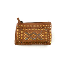 Charger l'image dans la galerie, Portefeuille en Cuir Ocre et Clous Plats Bicolores