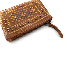 Charger l'image dans la galerie, Portefeuille en Cuir Ocre et Clous Plats Bicolores