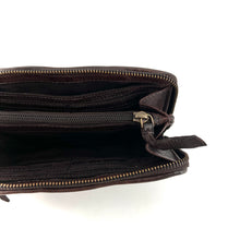 Charger l'image dans la galerie, Portefeuille Patchwork de Cuir Marron Foncé et Clous Dorés