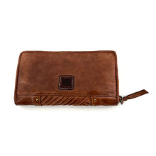 Charger l'image dans la galerie, Portefeuille Patchwork de Cuir Camel et Clous Dorés
