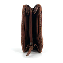 Charger l'image dans la galerie, Portefeuille Patchwork de Cuir Camel et Clous Dorés