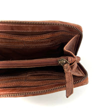 Charger l'image dans la galerie, Portefeuille Patchwork de Cuir Camel et Clous Dorés