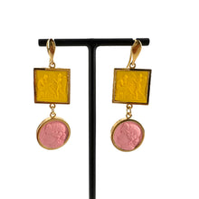 Load image into Gallery viewer, Boucles d'Oreilles en Plaqué Or et Résine Jaune et Rose