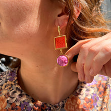 Load image into Gallery viewer, Boucles d'Oreilles en Plaqué Or et Résine Orange et Violet