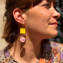 Load image into Gallery viewer, Boucles d'Oreilles en Plaqué Or et Résine Jaune et Rose