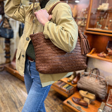 Charger l'image dans la galerie, Élégant Cabas Tressé en Cuir Camel