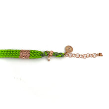 Load image into Gallery viewer, Bracelet Gourmette Tissé en Fil de Satin Vert et Chaine en Plaqué Or