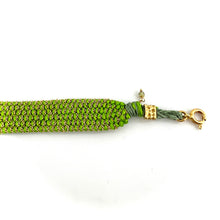 Load image into Gallery viewer, Bracelet Manchette Tissé en Fil de Satin Vert et Chaine en Plaqué Or