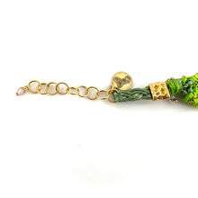 Load image into Gallery viewer, Bracelet Manchette Tissé en Fil de Satin Vert et Chaine en Plaqué Or