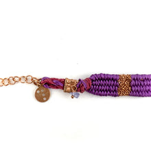 Load image into Gallery viewer, Bracelet Gourmette Tissé en Fil de Satin Violet et Chaine en Plaqué Or