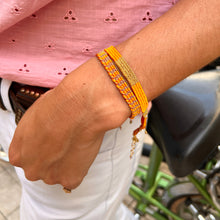 Load image into Gallery viewer, Bracelet Tissé en Fil de Satin Orange et Chaine en Plaqué Or