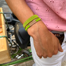 Load image into Gallery viewer, Bracelet Manchette Tissé en Fil de Satin Vert et Chaine en Plaqué Or