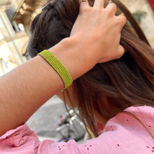 Load image into Gallery viewer, Bracelet Manchette Tissé en Fil de Satin Vert et Chaine en Plaqué Or