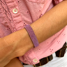 Load image into Gallery viewer, Bracelet Manchette Tissé en Fil de Satin Violet et Chaine en Plaqué Or