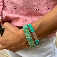 Load image into Gallery viewer, Bracelet Manchette Tissée en Fil de Satin Turquoise et Chaine en Plaqué Or