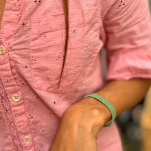 Load image into Gallery viewer, Bracelet Manchette Tissée en Fil de Satin Turquoise et Chaine en Plaqué Or