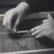 Load image into Gallery viewer, Bracelet Manchette Tissée en Fil de Satin Turquoise et Chaine en Plaqué Or