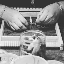 Load image into Gallery viewer, Bracelet Manchette Tissé en Fil de Satin Vert et Chaine en Plaqué Or