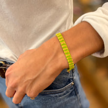 Load image into Gallery viewer, Bracelet Tissé en Fil de Satin Vert et Chaine en Plaqué Or