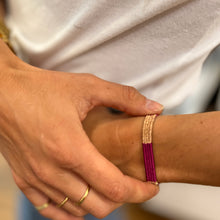 Load image into Gallery viewer, Bracelet Gourmette Tissé en Fil de Satin Fuschia et Chaine en Plaqué Or