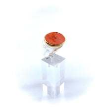 Load image into Gallery viewer, Large Bague en Plexiglas et Résine Orange Motif Statue Grecque