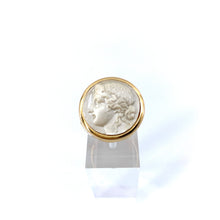 Load image into Gallery viewer, Bague Ronde en Plaqué Or et Résine Champagne Motif Statue Grecque
