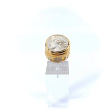 Load image into Gallery viewer, Bague Ronde en Plaqué Or et Résine Champagne Motif Statue Grecque