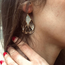 Load image into Gallery viewer, Boucles d'Oreilles HAWAÏ MM en Nacre et Plumes