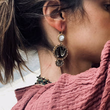 Load image into Gallery viewer, Boucles d'Oreilles CLAUDIA MM en Nacre et Plumes