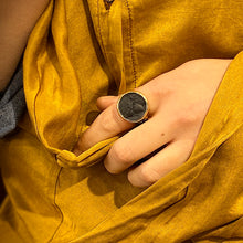 Load image into Gallery viewer, Bague Ronde en Plaqué Or et Résine Noire Motif Statue Grecque