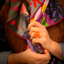 Load image into Gallery viewer, Large Bague en Plexiglas et Résine Orange Motif Statue Grecque