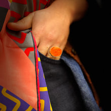 Load image into Gallery viewer, Large Bague en Plexiglas et Résine Orange Motif Statue Grecque