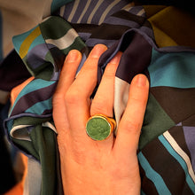 Load image into Gallery viewer, Bague Ronde en Plaqué Or et Résine Verte Motif Statue Grecque