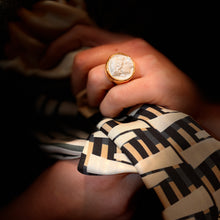 Load image into Gallery viewer, Bague Ronde en Plaqué Or et Résine Champagne Motif Statue Grecque